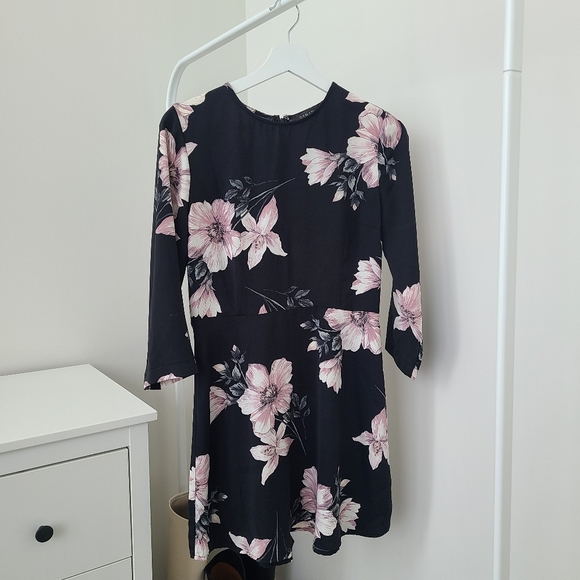 DYNAMITE Floral Dress - Picture 1 of 4